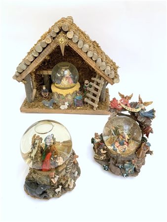 Lotto composto da tre presepi con boule de neige di cui due con carillon e uno