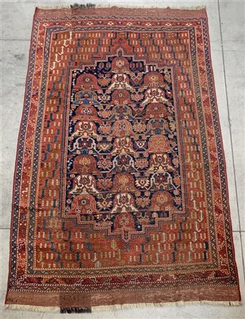 Tappeto Afshar, Persia, inizio secolo XX.
Decoro all-over policromo su fondo bl