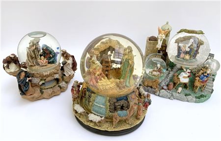 Gruppo di tre presepi musicali con boule de neige. Vetro e resina policroma (h