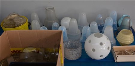 Lotto composto da numerosi paralumi, bobeches, tappi e coperchi in vetro e vetr