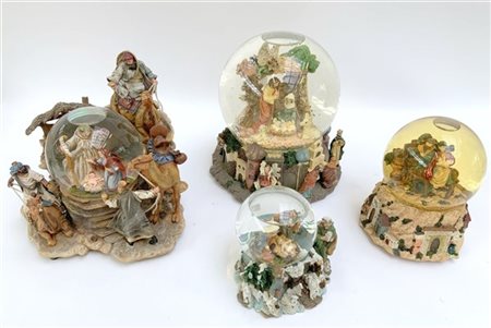 Gruppo di quattro presepi con boule de neige, di cui tre con carillon. Vetro e