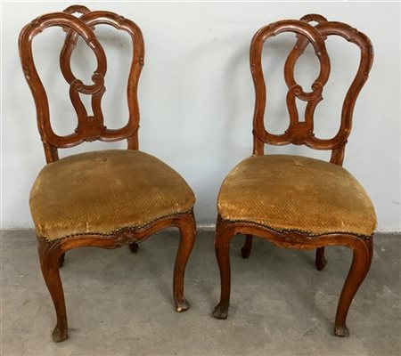 Coppia di sedie in noce con schienale a giorno sagomato, gambe mosse, Veneto se