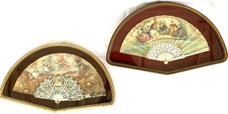 Due ventagli in teche con pagine decorate e dipinte con secne popolari. Stecche