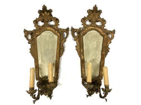 Coppia di ventole a due luci con cornici in legno intagliato e dorato, applique