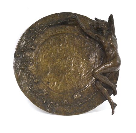 Silvio Monfrini Piatto in bronzo decorato con nudo femminile e foglie in rilievo