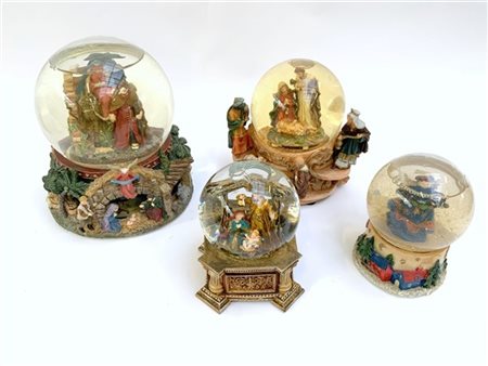 Gruppo di quattro boule de neige natalizie musicali con presepi. Vetro e resina