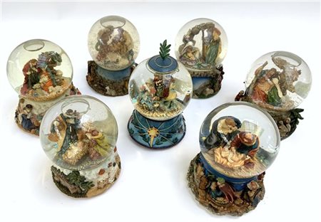 Gruppo di sette boule de neige natalizie con carillon raffiguranti presepi. Vet