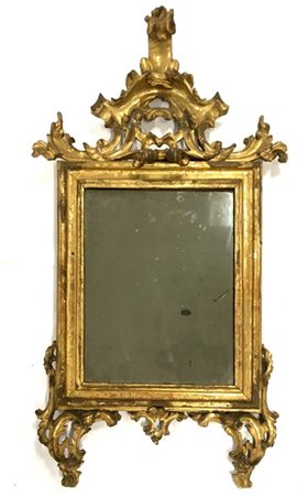 Antica specchiera in legno intagliato, traforato e dorato, pendenti di foglie e