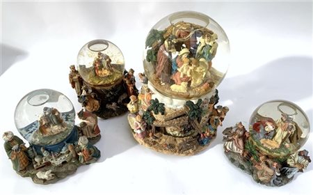Gruppo di quattro presepi musicali con boule de neige. Vetro e resina policroma