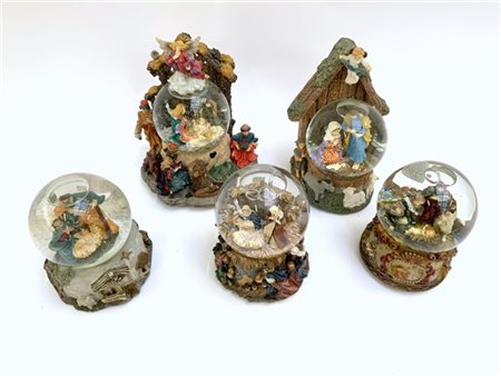 Gruppo di cinque boule de neige musicali con presepi. Vetro e resina policroma