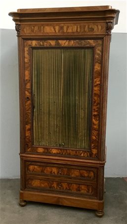 Armadio lastronato in radica di noce ad un anta (mancante dello specchio) e due