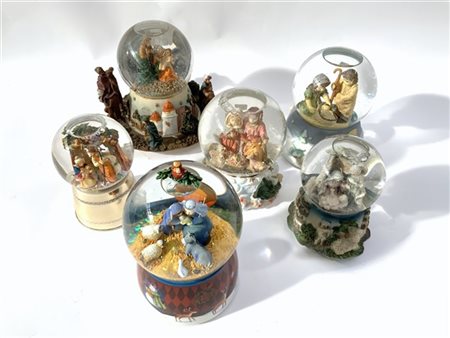 Gruppo di sei boule de neige natalizie raffiguranti presepi di cui una con base