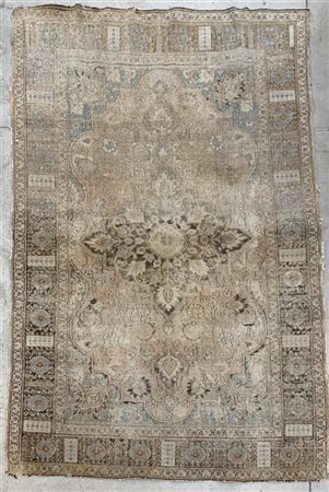 Tappeto Sarouk, 
Decoro con medaglione romboidale su fondo nocciola. (cm 202x12