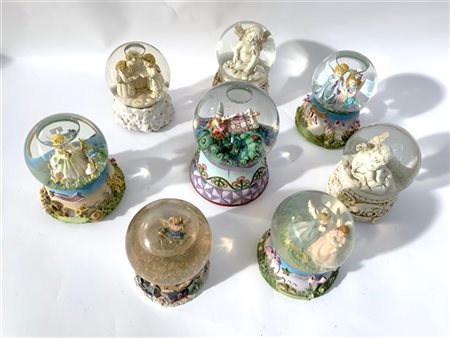 Gruppo di otto boule de neige musicali raffiguranti angioletti. Vetro, resina p