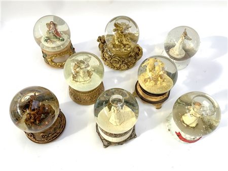 Gruppo di otto boule de neige raffiguranti angioletti, alcuni con carillon (h m
