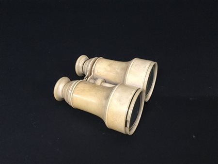 Binocolo del secolo XIX lastronato in avorio (h cm 13) (difetti e mancanze)