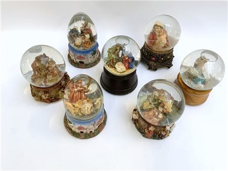 Gruppo di sette boule de neige raffiguranti la Natività. Vetro e resina policro
