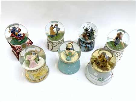 Gruppo di sette boule de neige con carillon di soggetti differenti. Vetro, porc