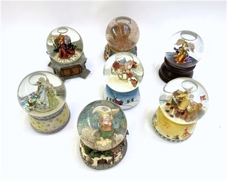 Gruppo di cinque boule de neige natalizie raffiguranti presepi, di cui quattro