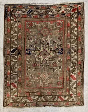 Tappeto Lesghi, Caucaso, fine secolo XIX.
Decoro con tre medaglioni a croce gre