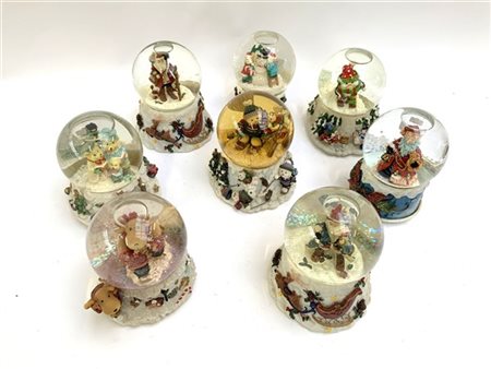 Gruppo di otto boule de neige musicali a tema natalizio. Vetro e resina policro