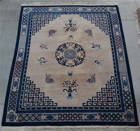 Tappeto Cina, seconda metà secolo XX.
Annodato in lana su cotone con tecnica sc