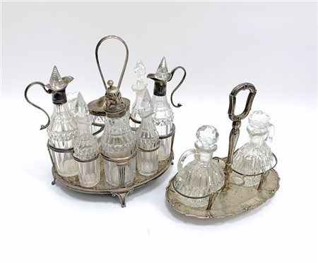 Lotto composto da due cruet in argento con ampolle in vetro, uno con punzoni in