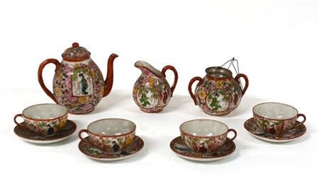 Servizio da te in porcellana policroma composto da teiera, lattiera, infusiera