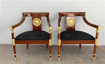 Coppia di poltrone in mogano con applicazioni in legno dorato, cartelle centrat
