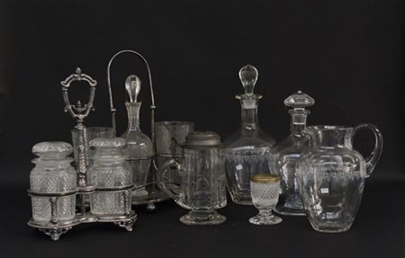 Lotto composto da due cruet, due bottiglie con tappo, un boccale con tappo, una