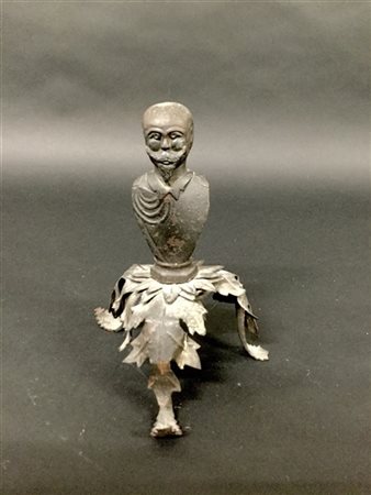 Busto in ferro montato su tripode raffigurnte il Keiser (?). Fine secolo XIX (h