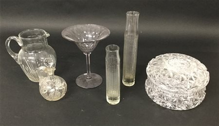 Lotto composto da un contenitore con coperchio, una brocca e un'oliera in crist