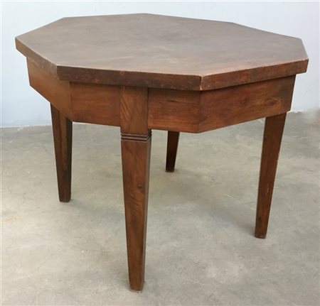 Tavolo in legno con piano ottagonale, gambe rastremate scanalate all'attacco (c