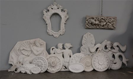 Lotto composto da numerosi fregi per decorazione in gesso (difetti)