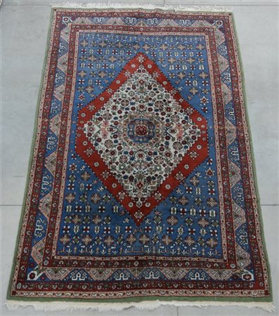 Tappeto orientale, secolo XX.
Annodato a lana a mano su cotone. Decoro con meda