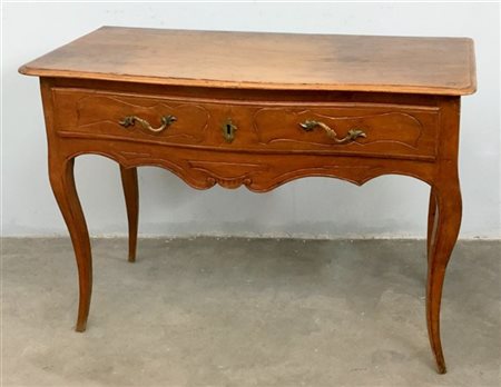Scrittoio in noce con fronte mosso ad un cassetto, fascia e gambe sagomate, sec