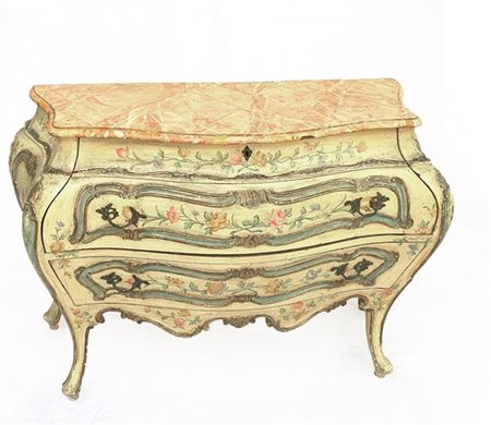 Antico comò di forma bombata a tre cassetti in legno laccato e dorato, piano in