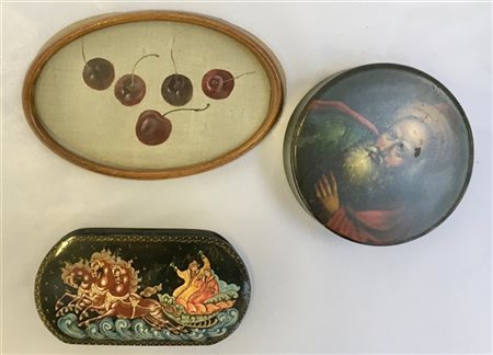 Lotto composto da due scatole russe in lacca dipinta ed un piccolo dipinto con