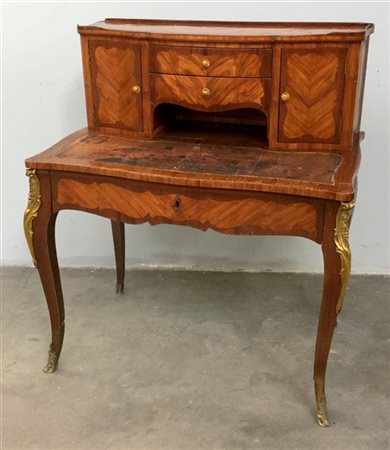 Scrittoio con alzata lastronato in bois de rose e bois violet, cassetto sottopi