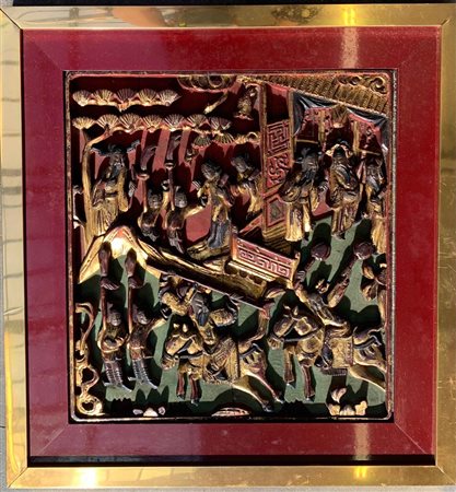 Pannello in legno intagliato laccato e dorato raffigurante scena di corte e cav