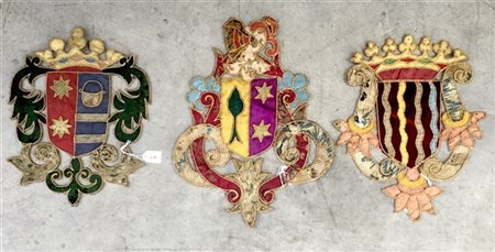 Gruppo di tre stemmi araldici eseguiti in broderie e patchwork tra cui uno rapp