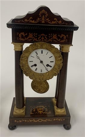 ANONIMO, Francia. Pendola a portico in legno intarsiato e bronzo dorato con int