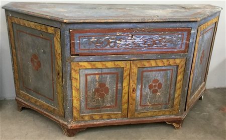 Antica credenza rustica scantonata in legno laccato azzurro, con quattro ante e