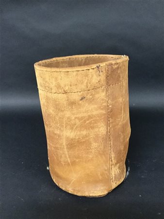 Gettacarte in cuoio. Italia, secolo XX. (h cm 35) (difetti)