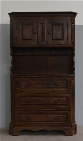 Credenza rustica con alzata in legno dolce. Parte inferiore a tre cassetti e pa