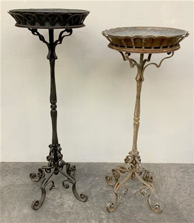 Lotto di due portavasi quadripodi in ferro battuto con elementi a ricciolo, pia