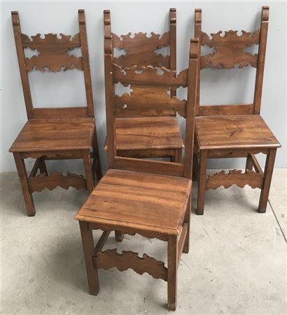 Gruppo di quattro sedie in noce con cartelle sagomate (difetti)