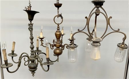 Lotto di tre lampadari in metallo a tre, quattro e cinque luci di epoche e dime
