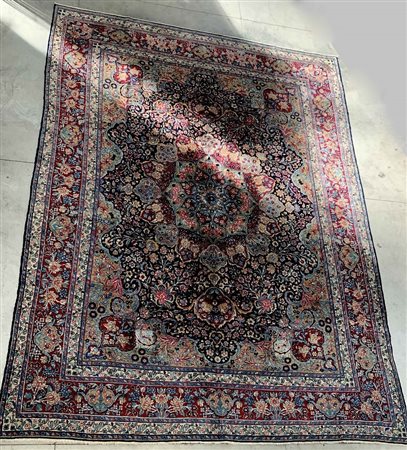 Tappeto Kirman, Persia, secolo XX.Decoro con medaglione di tipo Ardebil con pu