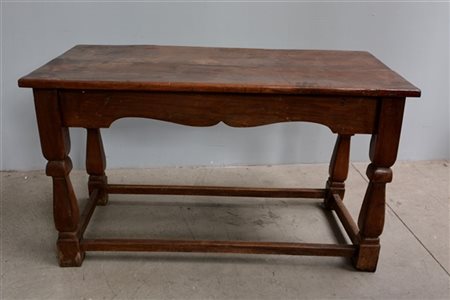 Antico tavolo in noce con fascia a sagoma, gambe squadrate riunite da traverse